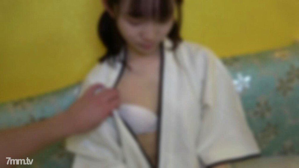 FC2-PPV-2675172一个有着悲伤情绪的离家出走的少女。阴部天真无邪，而大栗子则长出白皙修长的身材。喘息的声音不会停止在生命中的第一次大规模喷射，在快感和射精结束时会发出大